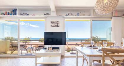 Valras-Plage Beachfront Apartment: Sea Views & Balcony!