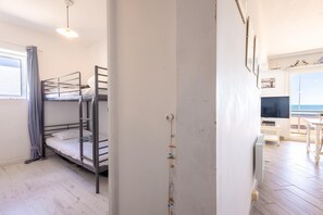 3 室のベッドルーム、アイロン / アイロン台、WiFi、ベッドシーツ