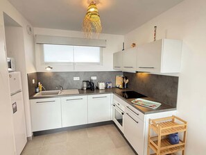 Kühlschrank, Mikrowelle, Ofen, Geschirrspüler