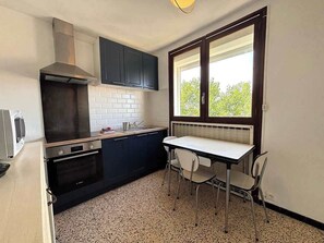 Fridge, microwave, oven, coffee/tea maker