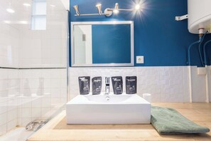 Shower, towels