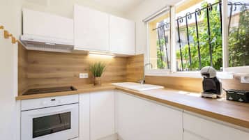 Wasserkocher mit Kaffee-/Teezubehör, Kühlschrank, Mikrowelle, Ofen