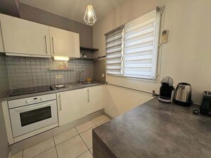 Fridge, microwave, oven, coffee/tea maker