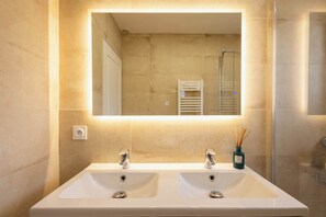 Dusj, hårføner og håndklær