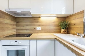 Fridge, microwave, oven, coffee/tea maker