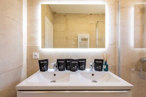 Regadera, amenidades de baño gratuitas, secadora de cabello, toallas
