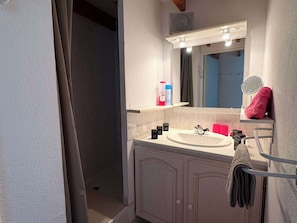 Douche, sèche-cheveux, serviettes fournies