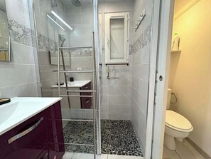 Shower, hair dryer, towels