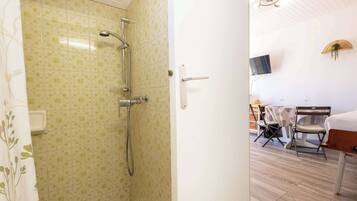 Douche, articles de toilette gratuits, sèche-cheveux