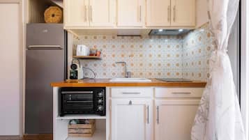 Een koelkast, een magnetron, een oven, een kookplaat