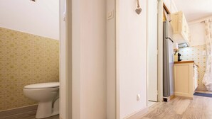 A bathroom with a toilet, a shower, and a sink. - Valras-Loc – Studio with terrace (Valras-Plage)