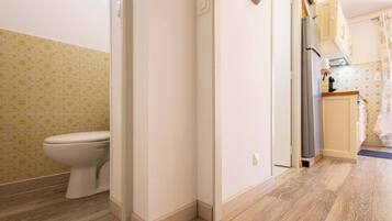 Een douche, gratis toiletartikelen, een haardroger, handdoeken