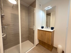 Regadera, secadora de cabello, toallas 