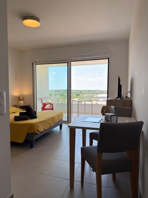 Tabla de planchar con plancha, wifi y ropa de cama 