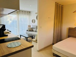 Iron/ironing board, travel crib, WiFi, bed sheets - Modern Studio with Private Garden in Valras-Plage (Valras-Plage)