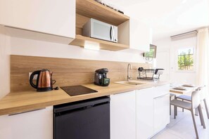 Fridge, microwave, stovetop, coffee/tea maker - Modern Studio with Private Garden in Valras-Plage (Valras-Plage)