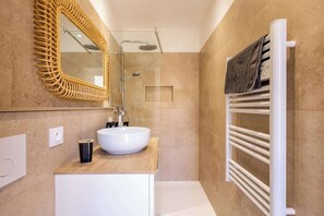 Dusche, kostenlose Toilettenartikel, Haartrockner, Handtücher