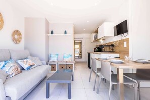 TV - Modern Studio with Private Garden in Valras-Plage (Valras-Plage)