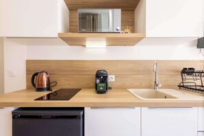 Fridge, microwave, stovetop, coffee/tea maker - Modern Studio with Private Garden in Valras-Plage (Valras-Plage)