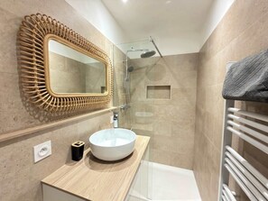 Shower, hair dryer, towels