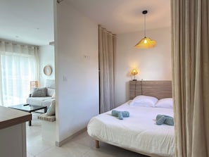 Iron/ironing board, travel crib, WiFi, bed sheets