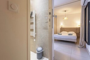 Iron/ironing board, travel crib, WiFi, bed sheets - Modern Studio with Private Garden in Valras-Plage (Valras-Plage)