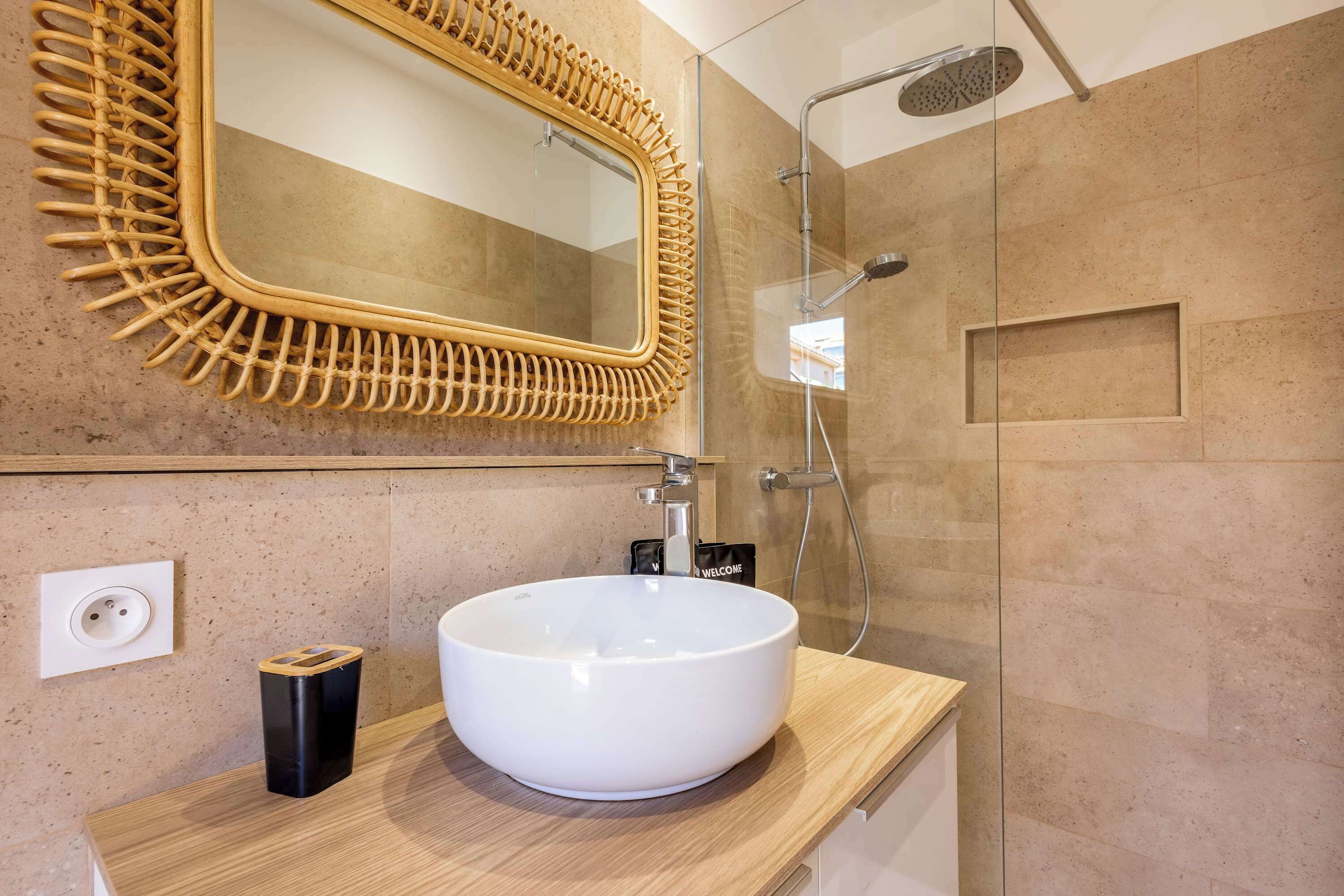 Dusche, kostenlose Toilettenartikel, Haartrockner, Handtücher
