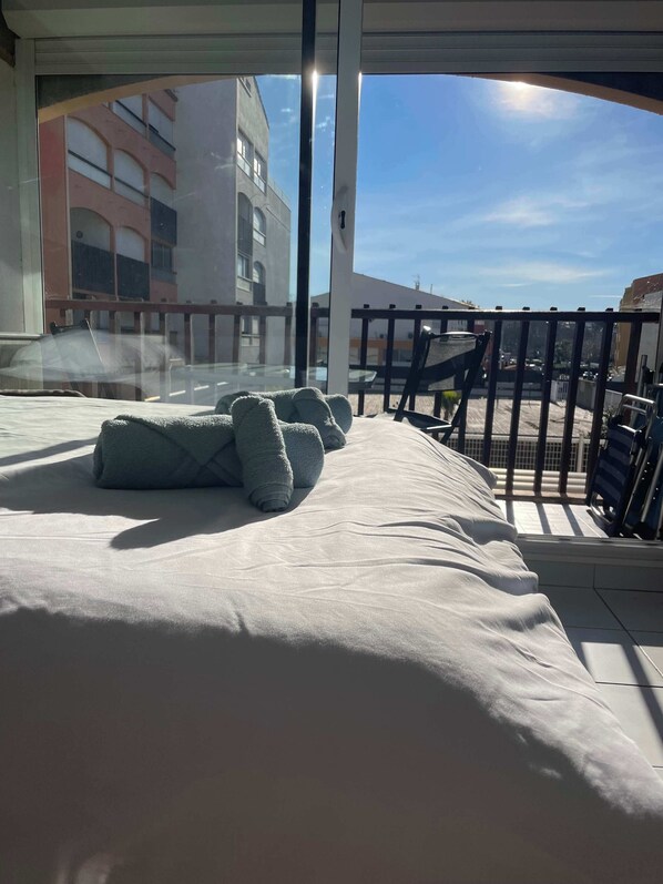 WiFi, bed sheets