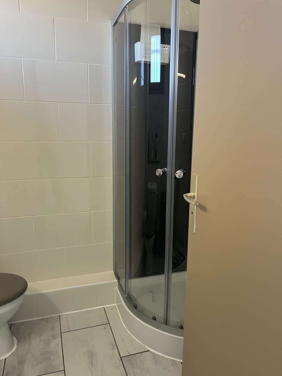 Doccia, asciugamani, shampoo