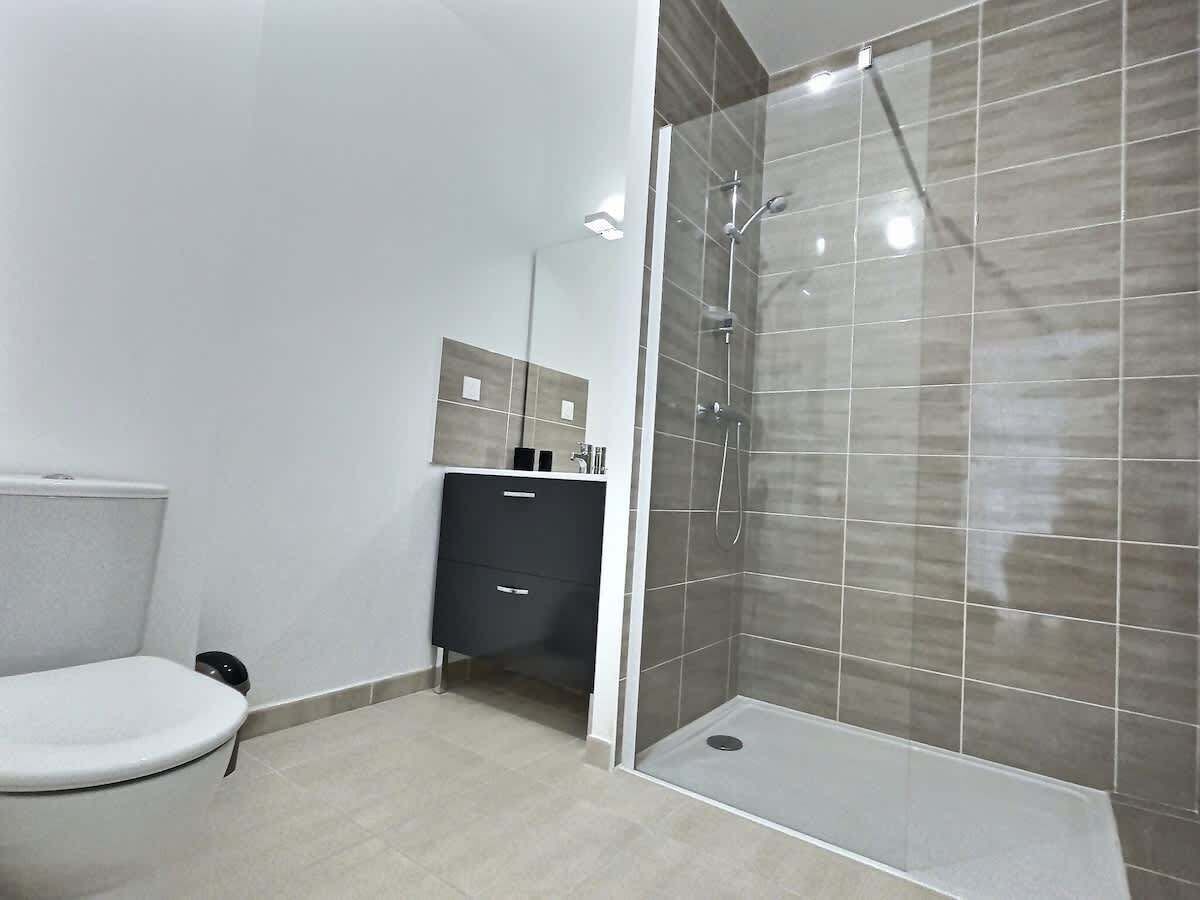 Douche, articles de toilette gratuits, serviettes fournies, shampoing