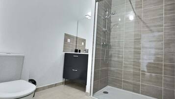 Douche, articles de toilette gratuits, serviettes fournies, shampoing