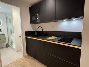 Fridge, microwave, dishwasher, coffee/tea maker