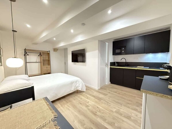 Tabla de planchar con plancha, wifi y ropa de cama 