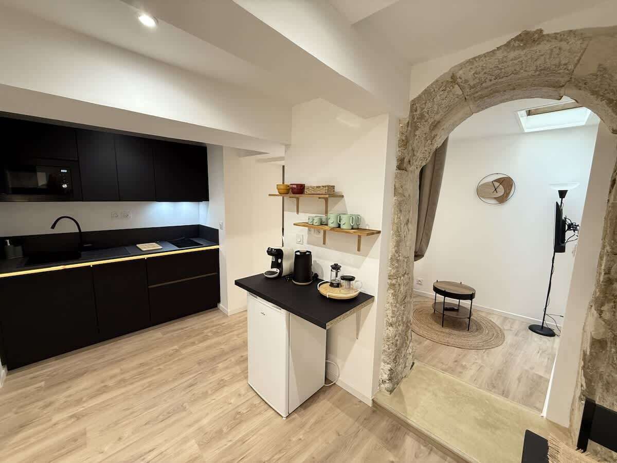 Réfrigérateur, micro-ondes, cafetière/bouilloire, grille-pain