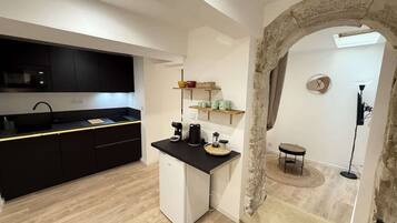 Réfrigérateur, micro-ondes, cafetiÚre/bouilloire, grille-pain