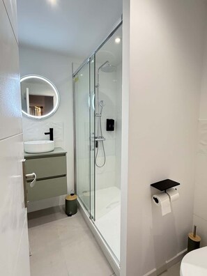 Shower, hair dryer, towels - Le Faience Studio (Béziers)