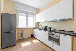 Departamento familiar, varias habitaciones (Strixia Apartment Stresa 50m From) | Cocina privada | Refrigerador, horno, parrilla de estufa y lavavajillas 