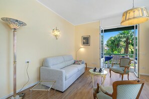 Familie appartement, meerdere slaapkamers (Strixia Apartment Stresa 50m From) | Woonruimte | Een 21-inch flatscreentelevisie met kabelzenders