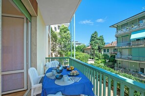 Departamento familiar, varias habitaciones (Strixia Apartment Stresa 50m From) | Restaurante al aire libre
