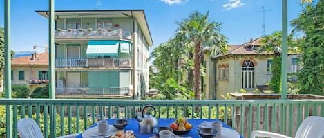 รับประทานอาหารกลางแจ้ง