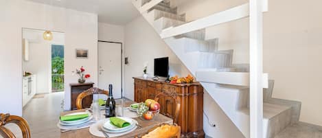 Family Apartment, Multiple Bedrooms, Beachside (Incanto Del Lago 50 Meters From Lake) | Dining