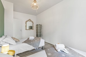 Apartamento família, vários quartos, ao lado da praia (Incanto Del Lago 50 Meters From Lake) | 2 quartos, Wi-Fi de cortesia, roupa de cama