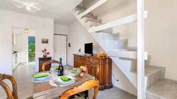 Family Apartment, Multiple Bedrooms, Beachside (Incanto Del Lago 50 Meters From Lake) | Dining