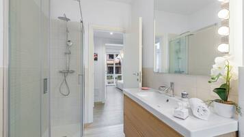 Apartemen Keluarga, beberapa kamar, tepi pantai (Incanto Del Lago 50 Meters From Lake) | Kamar mandi | Shower, pengering rambut, kloset, dan handuk