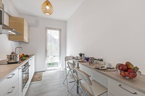 Departamento familiar, varias habitaciones, junto a la playa (Incanto Del Lago 50 Meters From Lake) | Cocina privada | Refrigerador, microondas, horno y parrilla de estufa 