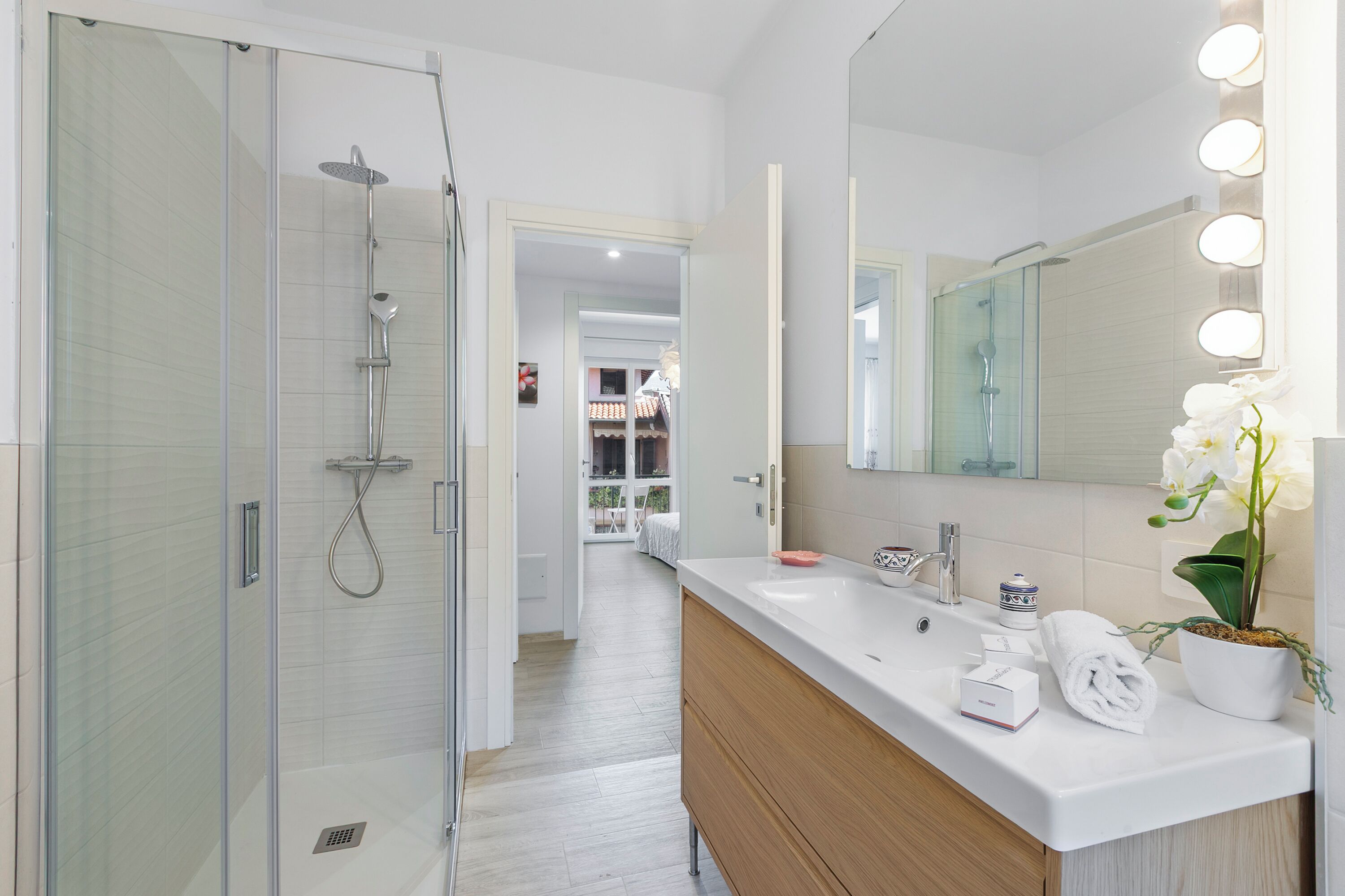 Căn hộ dành cho gia đình, nhiều phòng ngủ, cạnh bãi biển (Incanto Del Lago 50 Meters From Lake) | Phòng tắm | Buồng tắm vòi sen, máy sấy tóc, chậu vệ sinh/vòi rửa, khăn tắm 