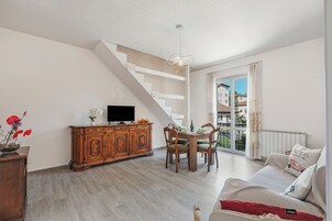 家庭公寓, 多间卧室, 海滨 (Incanto Del Lago 50 Meters From Lake) | 起居区 | 21-英寸纯平电视（配备有线频道）