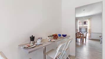 Une cuisine moderne avec un coin repas, comprenant un îlot de cuisine, des chaises et une table à manger.