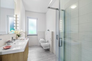 Family Apartment, Multiple Bedrooms, Beachside (Incanto Del Lago 50 Meters From Lake) | Bathroom | Shower, hair dryer, bidet, towels - Incanto Del Lago 50 Meters From Lake (Baveno)