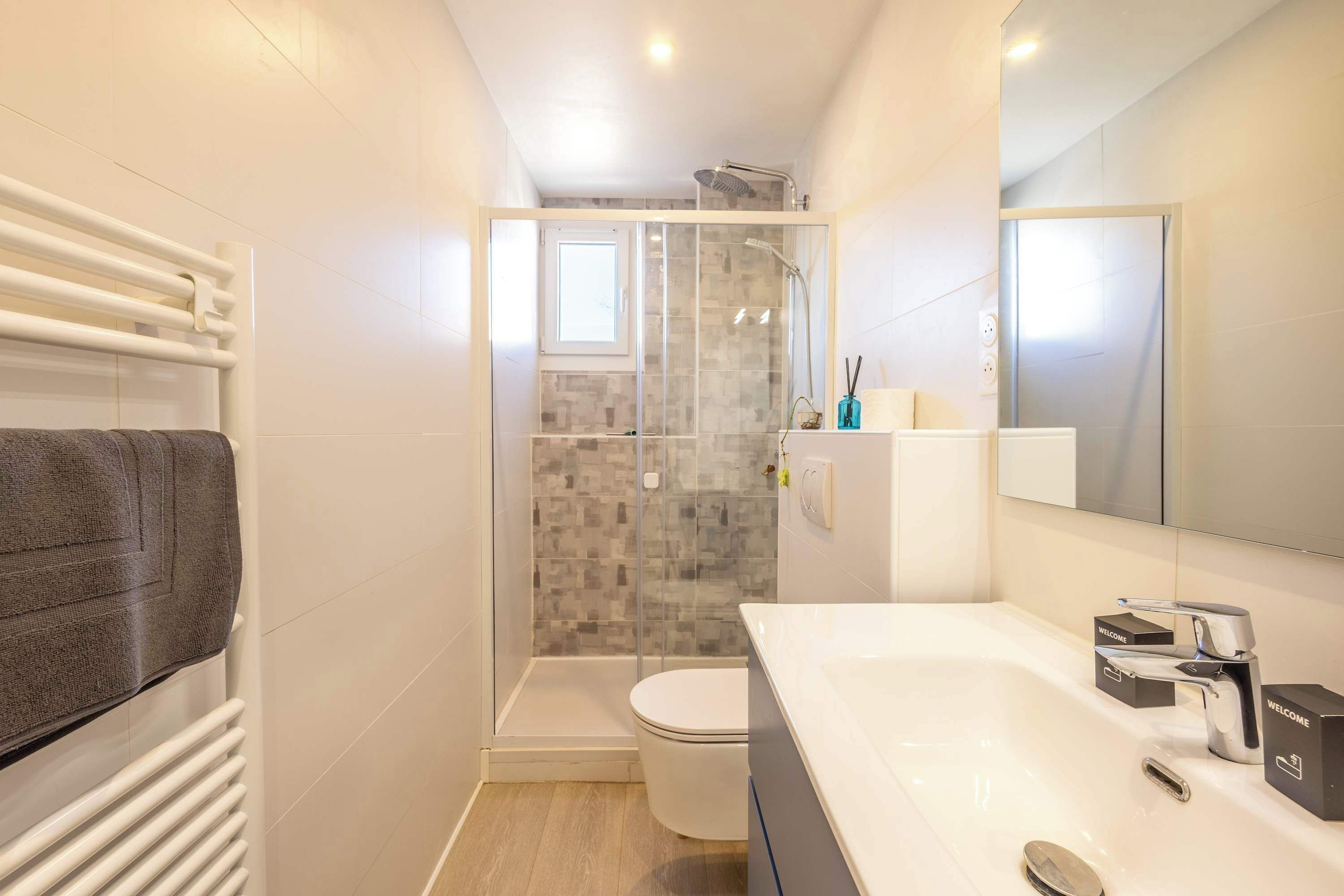 Douche, articles de toilette gratuits, sèche-cheveux
